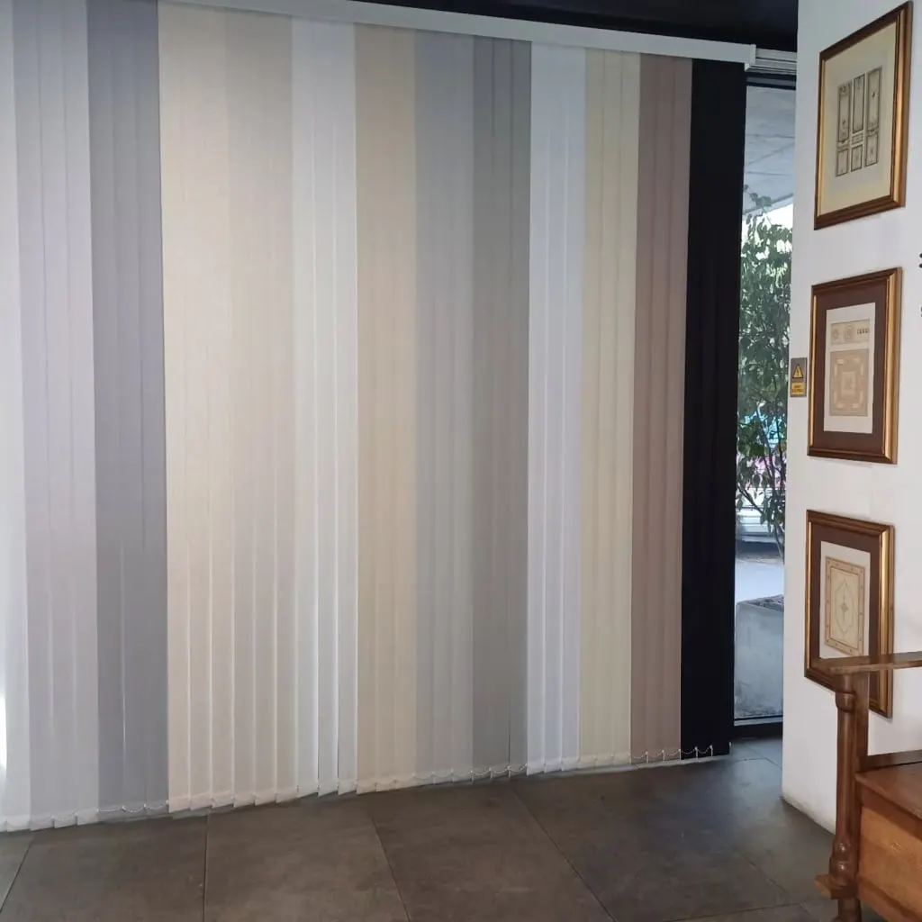 Cortinas verticales instalada por Full Roller